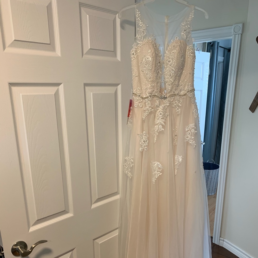 New (never worn) Wedding Dress